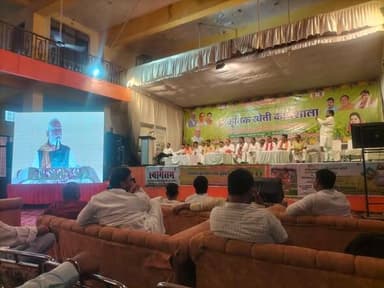 जिला स्तरीय प्राकृतिक खेती कार्यशाला एवं प्रशिक्षण का सफल आयोजन
कलेक्टर एवं जिला मजिस्ट्रेट श्री Arpit Verma IAS के मार्गदर्शन में आज मानस भवन, गांधी पार्क में 'प्राकृतिक खेती कार्यशाला सह प्रशिक्षण' का सफल आयोजन किया गया।
विशेषज्ञ मार्गदर्शन और व्यावहारिक प्रशिक्षण: तकनीकी सत्र में वरिष्ठ वैज्ञानिकों द्वारा प्राकृतिक खेती की उन्नत तकनीकों पर चर्चा की गई, वहीं सफल किसानों ने अपने अनुभव साझा किए। इस दौरान प्रदर्शनी के माध्यम से किसानों को जीवामृत, घनजीवामृत और नीमास्त्र बनाने की विधि का व्यावहारिक प्रशिक्षण भी दिया गया। उपस्थित किसानों को 'किसान सम्मान निधि' कार्यक्रम के लाइव प्रसारण से जोड़ा गया। जहां सभी ने प्रधानमंत्री जी के उद्बोधन को सुना। इस कार्यशाला में किसानों को रसायनों से मुक्त और टिकाऊ खेती अपनाने के लिए प्रोत्साहित किया।