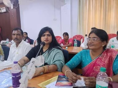 गया जिले के जिला परिषद भवन में बैठक में शामिल हुए बेलागंज प्रखंड प्रमुख कांति यादव एवं उपप्रमुख रमेश दास