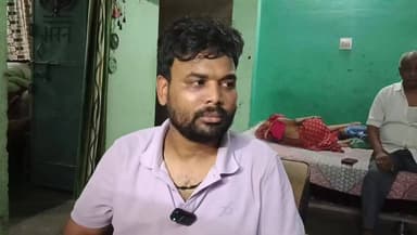 100 साल की दादी से दुर्व्यवहार का वायरल वीडियो: पोते ने मांगी माफी, बोला– बेटी की बीमारी और तनाव ने कराई बड़ी गलती
गया। बिहार के गया शहर से सामने आए 100 वर्षीय बुजुर्ग महिला के साथ दुर्व्यवहार के वायरल वीडियो ने पूरे प्रदेश में लोगों को झकझोर कर रख दिया। सोशल मीडिया पर वीडियो तेजी से वायरल होने के बाद लोगों में भारी नाराजगी देखने को मिली। मामले ने तूल पकड़ने के बाद आरोपी पोते संतोष कुमार सिन्हा ने अपनी गलती स्वीकार करते हुए सार्वजनिक रूप से माफी मांगी है और कहा है कि वह अपने कृत्य को लेकर शर्मिंदा है।
संतोष कुमार सिन्हा, जो कृषि विभाग में ऑपरेटर के पद पर कार्यरत हैं, ने कहा कि उनकी बेटी के दिल में छेद है और उसके इलाज को लेकर वह लंबे समय से मानसिक तनाव और अवसाद में रह रहे हैं। उन्होंने बताया कि घटना वाले दिन वह बाहर से लौटकर घर आए थे। इसी दौरान दादी मां द्वारा भोजन गर्म करने में देरी हो गई, जिससे उन्हें गुस्सा आ गया और उन्होंने आवेश में आकर ऐसा व्यवहार कर दिया, जिसकी वह आज कड़ी निंदा करते हैं।
संतोष कुमार सिन्हा ने कहा, “मैं अपनी गलती स्वीकार करता हूं। मुझसे जो हुआ वह बिल्कुल गलत था। मैं सभी लोगों, समाज और खासकर अपनी दादी मां से क्षमा मांगता हूं। इस घटना के बाद मैं खुद को शर्मिंदा महसूस कर रहा हूं और मुझे अपने व्यवहार पर गहरा पछतावा है।” वायरल वीडियो में बुजुर्ग महिला के साथ किए गए व्यवहार को देखकर लोगों ने कड़ी प्रतिक्रिया दी थी। सोशल मीडिया पर हजारों लोगों ने आरोपी के खिलाफ कार्रवाई की मांग की। कई सामाजिक संगठनों और आम नागरिकों ने भी बुजुर्गों के सम्मान और सुरक्षा को लेकर चिंता जताई।
घटना सामने आने के बाद स्थानीय प्रशासन और पुलिस ने भी मामले का संज्ञान लिया। हालांकि, इस बीच आरोपी द्वारा माफी मांगने और अपनी परिस्थितियों को सामने रखने के बाद मामले को लेकर नई चर्चा शुरू हो गई है। बावजूद इसके, समाज के कई लोगों का मानना है कि किसी भी परिस्थिति में बुजुर्गों के साथ दुर्व्यव हार स्वीकार्य नहीं हो सकता। #गयाजी #GayaPolice #gayajidham #वायरल #viralvideoシ #viralpost
