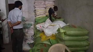 छबड़ा में खाद माफियाओं पर प्रशासन का बड़ा एक्शन, दो कृषि केंद्रों के लाइसेंस निलंबन की प्रक्रिया शुरू,छबड़ा के गोदाम में उपलब्ध खाद के वास्तविक स्टॉक और पॉश (POS) मशीन के रिकॉर्ड में 50 से 60 बैग का अंतर पाया गया।
#dcdmbaran #CMORajasthan #trendingnews #BreakingNews #chhabara #chhabrasdm #vairalpost #viralnews