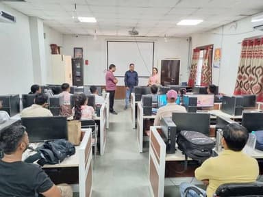 💠नीट परीक्षा के लिए जिला प्रशासन ने की तैयारियां, 3 केंद्रों पर 1283 परीक्षार्थी होंगे शामिल
💠परीक्षा के सफल एवं पारदर्शी संचालन हेतु केंद्रों का लगातार किया जा रहा निरीक्षण
➡️राष्ट्रीय पात्रता सह प्रवेश परीक्षा (नीट) का आयोजन 21 जून, रविवार को जिला मुख्यालय स्थित तीन परीक्षा केंद्रों पर किया जाएगा। परीक्षा में जिले के कुल 1283 अभ्यर्थी सम्मिलित होंगे। परीक्षा के सफल, शांतिपूर्ण एवं पारदर्शी संचालन के लिए जिला प्रशासन द्वारा व्यापक तैयारियां सुनिश्चित की गई हैं। प्राप्त जानकारी के अनुसार पीएम एक्सीलेंस एनएमवी कॉलेज परीक्षा केंद्र पर 515, शासकीय पॉलीटेक्निक कॉलेज में 408 तथा केंद्रीय विद्यालय में 360 अभ्यर्थी परीक्षा में सम्मिलित होंगे। इस प्रकार जिले के तीनों परीक्षा केंद्रों पर कुल 1283 परीक्षार्थी परीक्षा देंगे।
जिला प्रशासन द्वारा परीक्षा संबंधी सभी आवश्यक व्यवस्थाओं को चाक-चौबंद बनाए रखने के लिए केंद्र प्रभारियों को आवश्यक दिशा-निर्देश जारी किए गए हैं। साथ ही निर्देशित किया गया है कि परीक्ष के लिए निर्धारित किए गए मापदंड के अनुरूप ही परीक्षा संपन्न कराई जाए तथा परीक्षार्थियों को किसी भी प्रकार की असुविधा न हो यह सुनिश्चित किया जाए। परीक्षा केंद्रों पर सुरक्षा, पेयजल, विद्युत, बैठक व्यवस्था एवं अन्य मूलभूत सुविधाओं की उपलब्धता सुनिश्चित किए जाने के निर्देश भी दिए गए हैं। शासन के निर्देशानुसार शनिवार को एनटीए द्वारा परीक्षा केन्द्रों की मॉक ड्रिल भी आयोजित की गई।
परीक्षा के सुचारू संचालन के लिए प्रशासनिक अधिकारियों द्वारा लगातार परीक्षा केंद्रों का निरीक्षण कर व्यवस्थाओं का जायजा लिया जा रहा है। अधिकारियों ने केंद्रों पर पहुंचकर आवश्यक व्यवस्थाओं की समीक्षा की तथा परीक्षा संचालन से जुड़े अधिकारियों को निर्धारित दिशा-निर्देशों का कड़ाई से पालन सुनिश्चित करने के निर्देश दिए हैं।
#narmadapuram CM Madhya Pradesh General Administration Department, MP Jansampark Madhya Pradesh Department of Higher Education, Madhya Pradesh