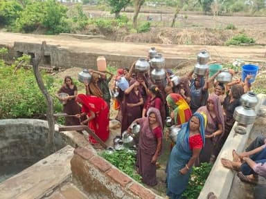 झालावाड़ जिले की डग पंचायत समिति के ग्राम पंचायत हरनावदा के कुंडिया गांव में पिछले लगभग 25 दिनों से नलों में पानी नहीं आने के कारण भारी समस्याओं का सामना करना पड़ रहा है ।
गांव से बाहर जल स्रोतों एवं कुओं से महिलाओं को सिर पर मटके , केन आदि से पानी लाना पड़ता है।
कुंडिया ग्राम के लोगों ने पिछले दिनों ग्रामीण सेवा शिविर में भी आवेदन दिया था उसके बाद भी इस ओर अधिकारियों का कोई ध्यान नहीं है वही ग्रामीणों का कहना है कि गांव में एक टैंकर वो भी तीसरे दिन आता है गांव में लगभग सो से अधिक घर हैं एक टैंकर से आपूर्ति होना संभव नहीं है ।
ऐसे में महिलाओं एवं पुरुषों को जल स्रोतों का सहारा लेना पड़ता है कुएं से पानी खींच करके लाना पड़ता है वहीं कुछ लोग हैंडपंप से भी पानी लाते हैं ।
भाव सिंह , रामलाल , गोरधन सिंह , कालू सिंह, रामू सिंह , बनेसिंह , भेरूसिंह , सुल्तान सिंह, अर्जुन सिंह, शंकरलाल मेहर , मांगीलाल ,रोडू लाल, मानवलाल , प्रभुलाल मेहर, नारायण लाल मेहर राधेश्याम मेहर , गोपाल प्रजापत सहित ग्रामीणों में रोष व्याप्त है।
माधवी प्रोजेक्ट मैनेजर नवीन शर्मा में बताया कि गांव में जलापूर्ति के लिए लोकल टैंकर की व्यवस्था कर रखी है, निजी खेतों में पाइपलाइन डालने की वजह से विभागीय पाइपलाइन फूटी है जिसे एक-दो दिन में ठीक करवा कर जलापूर्ति बहाल की जाएगी