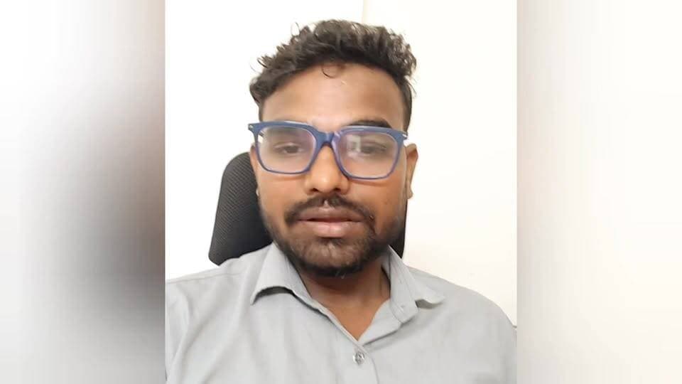 ब्राह्मण समाज की बिटिया को न्याय दिलाने की सजा जेल
मेरे खिलाफ दर्ज मामले पर यह मेरा व्यक्तिगत पक्ष है। मैं कानून और न्यायपालिका का पूरा सम्मान करता हूँ तथा जांच में पूरा सहयोग कर रहा हूँ। मेरा उद्देश्य हमेशा समाज के कमजोर और पीड़ित लोगों की आवाज़ उठाना रहा है। यदि मेरी किसी अनजानी गलती से किसी को ठेस पहुँची हो, तो उसका मुझे खेद है। अंतिम निर्णय माननीय न्यायालय करेगा। आपसे अनुरोध है कि वीडियो को पूरा देखें,
#PushpendraLodhi #Journalism #Truth #Justice #Damoh #MadhyaPradesh #GroundReporting #VoiceOfPeople #LegalProcess #RuleOfLaw #FacebookLive #PublicInterest #News #HindiNews #Journalist
