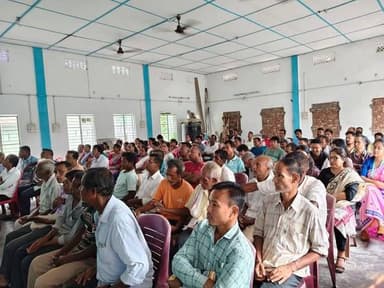 *মৰিগাঁৱৰ ৬৬,৫৯৪ গৰাকী কৃষকৰ একাউণ্টত সোমাল পি. এম. কিষাণ আঁচনিৰ ধন*
মাননীয় প্ৰধানমন্ত্ৰী নৰেন্দ্ৰ মোদী ডাঙৰীয়াই শনিবাৰে বিয়লি পশ্চিমবংগৰ তাৰাকেশ্বৰৰ পৰা “পি এম কিষাণ উৎসৱ দিৱস” কাৰ্যসূচী উপলক্ষে প্ৰধানমন্ত্ৰী কৃষক সন্মান নিধি আঁচনিৰ ২৩ সংখ্যক কিস্তি আনুষ্ঠানিকভাৱে মুকলি কৰে। সমগ্ৰ দেশৰ লগতে মৰিগাঁও জিলা কৃষি বিভাগেও জিলা কৃষি কাৰ্যালয়, কৃষি বিজ্ঞান কেন্দ্ৰ আৰু প্ৰতিটো উন্নয়ন খণ্ড সামৰি অনুষ্ঠানৰ পোনপটীয়া সম্প্ৰচাৰৰ আয়োজন কৰে। এই উপলক্ষে কপিলী উন্নয়ন খণ্ডৰ অধীনত চৰাইবাহী গাঁও পঞ্চায়তত কেন্দ্ৰীয় ভাৱে আয়োজিত অনুষ্ঠানত মৰিগাঁও সমষ্টিৰ বিধায়ক ৰমাকান্ত দেউৰী মূখ্য অতিথি হিচাপে উপস্থিত থাকে। জিলা কৃষি বিষয়া দিলীপ কুমাৰ বৰাৰ সঞ্চালনাত আয়োজিত অনুষ্ঠানত চৰকাৰৰ দ্বাৰা কৃষি বিভাগৰ অধীনত ৰূপায়িত জন হিতৈষী আঁচনি সমূহৰ বিষয়ে বিষদভাৱে আলোচনা কৰাৰ লগতে আঁচনি সমূহৰ সুবিধা গ্ৰহণৰ জৰিয়তে লাভাম্বিত হ'বলৈ বিধায়ক গৰাকীয়ে উপস্থিত কৃষক ৰাইজক আহ্বান জনায়। উল্লেখ্য যে, দেশৰ প্ৰধানমন্ত্ৰী গৰাকীয়ে সমগ্ৰ দেশৰ প্ৰায় ৯.৪৪ কোটি কৃষকে আঁচনিৰ অনুদান লাভ কৰাৰ লগতে মৰিগাঁও জিলাত প্ৰায় ৬৬,৫৯৪ গৰাকী কৃষকে প্ৰধানমন্ত্ৰী কৃষক সন্মান নিধিৰ অনুদান লাভ কৰিবলৈ সক্ষম হৈছে। এই অনুষ্ঠানৰ অংশ স্বৰূপে কৃষি বিজ্ঞান কেন্দ্ৰৰ সহযোগত ঝাৰগাঁও স্থিত জিলা কৃষি বিজ্ঞান কেন্দ্ৰৰ সভাকক্ষৰ লগতে প্ৰতিটো উন্নয়ন খণ্ড, সামূহিক সেৱা কেন্দ্ৰ আৰু গাঁও পঞ্চায়ত পৰ্যায়ত এই অনুষ্ঠানৰ পোনপটীয়া সম্প্ৰচাৰৰ ব্যৱস্থা কৰা হয়। আজি আয়োজিত প্ৰতিটো অনুষ্ঠানত জিলা কৃষি বিভাগৰ মহকুমা কৃষি বিষয়া, কৃষি উন্নয়ন বিষয়া, কৃষি পৰিদৰ্শক, কৃষি সম্প্ৰসাৰণৰ সহায়ক সকলৰ লগতে সংশ্লিষ্ট বিষয়া কৰ্মচাৰী সকল উপস্থিত থাকে।