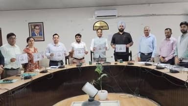 आपदा प्रबंधन में बिलासपुर की नई पहल – ‘टीम प्रबल’ का शुभारंभ
जिला प्रशासन बिलासपुर ने आपदा एवं आपातकालीन परिस्थितियों में त्वरित राहत और बचाव कार्यों को और अधिक प्रभावी बनाने के लिए ‘टीम प्रबल’ (Prompt Rescue Action from Bilaspur for Aid and Life Saving) का गठन किया है।
उपायुक्त एवं जिला आपदा प्रबंधन प्राधिकरण के अध्यक्ष राहुल कुमार ने इस अभिनव पहल की शुरुआत करते हुए कहा कि प्रशिक्षित आपदा स्वयंसेवकों और सिविल डिफेंस स्वयंसेवकों की क्षमता का बेहतर समन्वय कर जिले की आपदा प्रबंधन व्यवस्था को और मजबूत बनाया जाएगा।
✅ 2244 आपदा स्वयंसेवक पहले से प्रशिक्षित
✅ 884 सिविल डिफेंस स्वयंसेवक तैयार
✅ आपदा, सड़क दुर्घटना, अग्निकांड, भूस्खलन व बाढ़ जैसी परिस्थितियों में त्वरित सहायता
‘टीम प्रबल’ न केवल बिलासपुर की आपदा प्रबंधन क्षमता को नई मजबूती देगी, बल्कि सामुदायिक सहभागिता आधारित आपदा प्रबंधन का एक आदर्श मॉडल भी बनेगी।
#TeamPrabal #DisasterManagement #Bilaspur #HimachalPradesh #आपदा_प्रबंधन #TeamPrabalBilaspur #BilaspurNews #HimachalNews #SafeBilaspur #DisasterResponse