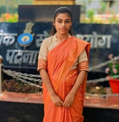 खिरियावां के कपड़ा व्यवसायी संतोष वर्णवाल की इकलौती बेटी नेहा कुमारी बनीं जिला अल्पसंख्यक कल्याण अधिकारी, परिवार में तीनों बच्चे सरकारी सेवा में
70वीं बीपीएससी में दूसरे प्रयास में लेवल-9 पद पर चयन, बड़े बेटे विमल कुमार सहायक प्रशाखा पदाधिकारी, छोटे बेटे कमल कुमार हाई स्कूल शिक्षक
औरंगाबाद जिले के मदनपुर प्रखंड स्थित खिरियावां गांव की नेहा कुमारी ने 70वीं बीपीएससी परीक्षा में सफलता हासिल की है। उन्हें जिला अल्पसंख्यक कल्याण अधिकारी का पद मिला है, जो लेवल-9 की राजपत्रित पोस्ट है। नेहा कपड़ा व्यवसायी संतोष वर्णवाल और गृहिणी सुनीता देवी की बेटी हैं।
नेहा ने यह उपलब्धि अपने दूसरे प्रयास में हासिल की है। बिहार लोक सेवा आयोग (BPSC) के अंतिम परिणाम में उनका मेरिट सीरियल 745 रहा। पहले प्रयास में उन्होंने प्रारंभिक परीक्षा उत्तीर्ण कर ली थी, लेकिन मुख्य परीक्षा में सफल नहीं हो पाई थीं। इसके बाद उन्होंने सेल्फ-स्टडी के माध्यम से तैयारी जारी रखी।
यह सफलता नेहा के परिवार के लिए विशेष है, क्योंकि उनके तीनों बच्चे अब सरकारी सेवा में हैं। नेहा के बड़े भाई विमल कुमार सहायक प्रशाखा पदाधिकारी के पद पर कार्यरत हैं, जबकि छोटे भाई कमल कुमार बीपीएससी टीआरई 2.0 के माध्यम से हाई स्कूल शिक्षक के रूप में चयनित हुए हैं।एक ग्रामीण परिवेश और साधारण परिवार से निकलकर तीनों भाई-बहनों का सरकारी सेवा में आना पूरे औरंगाबाद जिले के लिए प्रेरणा का स्रोत बन गया है। उनके माता-पिता ने अपनी दुकान की आमदनी से तीनों बच्चों की पढ़ाई पूरी कराई। नेहा अब जिला अल्पसंख्यक कल्याण अधिकारी के तौर पर समाज के वंचित वर्गों के कल्याण के लिए काम करेंगी।
नेहा की इस उपलब्धि पर खिरियावां गांव में जश्न का माहौल है। जिला पार्षद विकास कुमार, पंचायत की मुखिया सविता देवी, मुखिया प्रतिनिधि रंजीत यादव, राजद नेता राजू सिद्धि यादव, अभय कुमार शिकारी, पूर्व पैक्स अध्यक्ष प्रतिनिधि सह राजद नेता रंजीत यादव, देवनंदन साव, केदार साह, पैक्स अध्यक्ष संजय यादव, पूर्व जिला पार्षद प्रफुल सिंह, ग्राम पंचायत के पूर्व मुखिया सुरेंद्र प्रसाद और आलोक कुमार गुप्ता सहित कई बुद्धिजीवियों और समाजसेवियों ने उन्हें बधाई दी है।
#BPSC #BPSC70th #BiharBPSC #NehaKumari #DistrictMinorityWelfareOfficer #AurangabadBihar #Madanpur #Khiriyawan #BiharNews #SuccessStory #SelfStudy #SecondAttempt #Level9Officer #OneFamilyThreeOfficers #BiharProud #WomenEmpowerment #BPSCResult #Inspiration #BiharGovernmentJob #BreakingNews