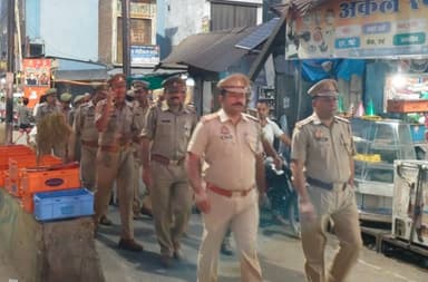 #SP_KSJ के निर्देशन में आगामी त्यौहारों व जनपद में चाक चौबन्द कानून एवं सुरक्षा व्यवस्था के दृष्टिगत समस्त राजपत्रित अधिकारी एवं थाना प्रभारीगण द्वारा अपने-अपने थाना क्षेत्रान्तर्गत पैदल गश्त कर संदिग्ध व्यक्तियों/वाहनों की चैकिंग कर रखी जा रही है सतर्क दृष्टि।
#Kasganj_Police https://t.co/juMiZQFpn2