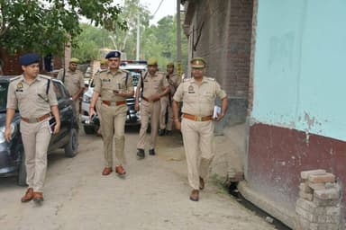 थाना गंजडुण्डवारा क्षेत्रान्तर्गत हुई 04 वर्षीय बालिका की हत्या के प्रकरण में अपर पुलिस महानिदेशक, आगरा जोन, आगरा द्वारा घटनास्थल का निरीक्षण कर सम्बन्धित को दिए गए आवश्यक दिशा निर्देश । https://t.co/maPktvtE47
