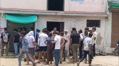 आबूनगर में गैस सिलेंडर फटने से मचा हड़कंप
खाना बनाने के बाद लगी आग, परिवार ने भागकर बचाई जान
मौके पर पहुंची पुलिस और फायर ब्रिगेड, हजारों रुपये के नुकसान की आशंका
✒️रिपोर्ट अजय श्रीवास्तव
फतेहपुर। उत्तर प्रदेश के फतेहपुर जनपद में सदर कोतवाली क्षेत्र स्थित आबूनगर इलाके में शनिवार को घरेलू गैस सिलेंडर में आग लगने और उसके बाद हुए विस्फोट से इलाके में अफरा-तफरी मच गई। घटना के समय घर में मौजूद परिवार के सदस्य समय रहते बाहर निकल आए, जिससे एक बड़ा हादसा टल गया। सूचना मिलने पर पुलिस और फायर ब्रिगेड की टीम मौके पर पहुंची और आग पर काबू पाने का प्रयास शुरू किया। प्रारंभिक जानकारी के अनुसार घटना में हजारों रुपये के नुकसान की आशंका जताई जा रही है।
फतेहपुर शहर के आबूनगर क्षेत्र में उस समय हड़कंप मच गया जब एक मकान में घरेलू गैस सिलेंडर में अचानक आग लग गई। प्रत्यक्षदर्शियों के अनुसार परिवार खाना बनाने का कार्य पूरा कर चुका था, तभी रसोई क्षेत्र में गैस सिलेंडर से आग निकलती दिखाई दी।
आग की लपटें देखकर परिवार के सदस्य घबरा गए और तुरंत घर से बाहर निकल आए। कुछ ही देर बाद तेज धमाके के साथ सिलेंडर फट गया, जिससे आसपास के लोगों में दहशत फैल गई। धमाके की आवाज दूर-दूर तक सुनाई दी और क्षेत्र में लोगों की भीड़ जमा हो गई।
घटना की सूचना मिलते ही सदर कोतवाली पुलिस मौके पर पहुंची और क्षेत्र को सुरक्षित कराया। इसके बाद फायर ब्रिगेड कर्मियों ने आग बुझाने का अभियान शुरू किया। काफी मशक्कत के बाद आग पर नियंत्रण पाया गया।
स्थानीय लोगों के अनुसार यदि परिवार के सदस्य समय रहते बाहर न निकलते तो हादसा और भी गंभीर हो सकता था। आग लगने से घर में रखे घरेलू सामान को नुकसान पहुंचा है। हालांकि समाचार लिखे जाने तक किसी जनहानि की सूचना नहीं मिली थी।
प्रशासनिक अधिकारियों द्वारा घटना के कारणों की जांच कराई जा रही है। प्रारंभिक तौर पर गैस रिसाव अथवा तकनीकी खराबी को आग लगने की संभावित वजह माना जा रहा है। पुलिस और संबंधित विभाग मामले की जांच में जुटे हुए हैं।
यह घटना एक बार फिर घरेलू गैस सिलेंडरों के सुरक्षित उपयोग की आवश्यकता को रेखांकित करती है। राहत की बात यह रही कि परिवार के सभी सदस्य सुरक्षित बाहर निकलने में सफल रहे और किसी प्रकार की जनहानि नहीं हुई। प्रशासन द्वारा घटना की जांच जारी है तथा नुकसान का आकलन किया जा रहा है।
🟥 ND NEWS की जनहित अपील
ND NEWS एवं दैनिक निष्पक्ष धारा नागरिकों से अपील करता है कि घरेलू गैस सिलेंडर का उपयोग पूरी सावधानी के साथ करें। छोटी सी लापरवाही भी बड़े हादसे का कारण बन सकती है।
गैस हादसों से बचने के लिए महत्वपूर्ण सुझाव
✅ गैस चूल्हा बंद करने के बाद रेगुलेटर अवश्य बंद करें।
✅ गैस पाइप और रेगुलेटर की समय-समय पर जांच कराएं।
✅ गैस रिसाव की आशंका होने पर बिजली के स्विच का प्रयोग न करें।
✅ रसोईघर में पर्याप्त वेंटिलेशन रखें।
✅ गैस सिलेंडर को हमेशा सीधी स्थिति में रखें।
✅ आग लगने की स्थिति में तुरंत फायर ब्रिगेड और पुलिस को सूचना दें।
✅ बच्चों को गैस उपकरणों से दूर रखें।
सुरक्षा ही सबसे बड़ी सावधानी है और जागरूकता ही सबसे बड़ा बचाव।
👇👇👇
@dgpup
@RSSorg
@UPGovt
@wpl1090
@RSSgeet
@Uppolice
@MIB_India
@PMOIndia
@HMOIndia
@abmanglik
@VHPDigital
@igrangealld
@myogioffice
@InfoDeptUP
@dmfatehpur
@sdmsadarftp
@CMOfficeUP
@CMOUP_RC
@UPPRD1948
@ChiefSecyUP
@ChiefSecyUP
@MahantYogiG
@FatehpurSdm
@fatehpurpolice
@BajrangDalOrg
@112UttarPradesh
@myogiadityanath
@CommissionerPrg
@ADGZonPrayagraj
👇👇
#NDNews #दैनिकनिष्पक्षधारा #Fatehpur #Abunagar #GasCylinderBlast #FireIncident #FatehpurNews #UPNews #FireBrigade #PoliceResponse #SafetyFirst #NDNewsChannel #BreakingNews
🟥 ND NEWS | दैनिक निष्पक्ष धारा
मुख्य संपादक / संस्थापक: राजन सिंह हाड़ा
सह-संपादक: शालिनी सिंह भदौरिया
✒️ रिपोर्ट : सहयोगी शिवा गुप्ता के साथ जिला ब्यूरो अजय श्रीवास्तव
📍 कार्यालय-3: U158, हीरा स्वीट्स के पास, विकास मार्ग, लक्ष्मी नगर, पूर्वी दिल्ली, पिन कोड – 110092 (NCR)
📍 कार्यालय-2: विधानसभा रोड, बर्लिंगटन चौराहा, लखनऊ – 226001 (UP)
📍 कार्यालय-1: 1/1 अटल बिहारी चौराहा, नियर बर्मा चौराहा, फतेहपुर – 212601 (UP)
📅 दिनांक: 21 जून 2026
📆 दिन: रविवार
📧 Email: ndnewschannel@gmail.com
📞 मोबाइल: 9696119696