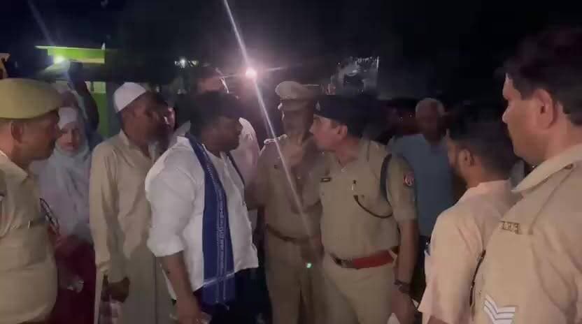नासिर बाबा ज़ियारत मार्ग को लेकर धामपुर में बढ़ा विवाद
मौके पर पहुंचे अधिकारियों ने संभाला मोर्चा, भारी पुलिस बल तैनात
ज़ियारत मार्ग को लेकर प्रशासनिक कार्रवाई पर क्षेत्र में चर्चा तेज
✒️रिपोर्ट नागेंद्र पांडये
बिजनौर/धामपुर। उत्तर प्रदेश के बिजनौर जनपद के धामपुर क्षेत्र में नासिर बाबा ज़ियारत मार्ग को लेकर विवाद की स्थिति उत्पन्न हो गई है। मामले की सूचना मिलने के बाद प्रशासनिक और पुलिस अधिकारियों ने मौके पर पहुंचकर स्थिति का जायजा लिया। क्षेत्र में कानून-व्यवस्था बनाए रखने के लिए भारी पुलिस बल और राजस्व विभाग की टीम तैनात की गई है। घटना से संबंधित वीडियो और चर्चाएं सोशल मीडिया पर भी तेजी से प्रसारित हो रही हैं।
धामपुर क्षेत्र में स्थित नासिर बाबा की ज़ियारत तक जाने वाले मार्ग को लेकर शुक्रवार को माहौल अचानक गर्मा गया। स्थानीय स्तर पर मार्ग को लेकर उत्पन्न विवाद के बाद प्रशासन हरकत में आ गया और क्षेत्र में अतिरिक्त पुलिस बल की तैनाती कर दी गई।
प्रत्यक्षदर्शियों के अनुसार विवाद की सूचना मिलते ही क्षेत्राधिकारी (CO) सहित अन्य प्रशासनिक अधिकारी मौके पर पहुंचे और स्थिति को नियंत्रित करने का प्रयास किया। इसी दौरान मौके पर मौजूद राजनीतिक दल से जुड़े कुछ लोगों और प्रशासन के बीच तीखी नोकझोंक की भी चर्चा सामने आई है।
सूत्रों के अनुसार ASP पार्टी से जुड़े नेता विवेक सेन भी मौके पर पहुंचे थे, जहां प्रशासनिक अधिकारियों और राजनीतिक प्रतिनिधियों के बीच बहस की स्थिति उत्पन्न हो गई। हालांकि अधिकारियों ने शांति व्यवस्था बनाए रखने को प्राथमिकता देते हुए सभी पक्षों से संयम बरतने की अपील की।
घटना की संवेदनशीलता को देखते हुए राजस्व विभाग की टीम को भी मौके पर बुलाया गया। प्रशासन द्वारा संबंधित अभिलेखों और मार्ग की स्थिति की जांच की जा रही है। क्षेत्र में किसी भी प्रकार की अप्रिय घटना रोकने के लिए पुलिस लगातार निगरानी बनाए हुए है।
स्थानीय लोगों का कहना है कि ज़ियारत मार्ग से जुड़ा मामला लंबे समय से चर्चा में रहा है और प्रशासनिक स्तर पर इसके समाधान की अपेक्षा की जा रही है। वहीं सोशल मीडिया पर वायरल हो रहे वीडियो के बाद मामला और अधिक चर्चा का विषय बन गया है।
प्रशासन का कहना है कि जांच पूरी होने के बाद नियमानुसार आवश्यक कार्रवाई की जाएगी तथा किसी भी पक्ष को कानून हाथ में लेने की अनुमति नहीं दी जाएगी।
फिलहाल धामपुर में स्थिति नियंत्रण में बताई जा रही है और प्रशासन शांति एवं सौहार्द बनाए रखने के लिए लगातार प्रयासरत है। अधिकारियों का कहना है कि विवाद से जुड़े सभी तथ्यों की निष्पक्ष जांच की जाएगी और आवश्यक होने पर राजस्व एवं प्रशासनिक स्तर पर उचित निर्णय लिया जाएगा। मामले पर स्थानीय लोगों और प्रशासन की निगाहें बनी हुई हैं।
🟥 ND NEWS की जनहित अपील
ND NEWS एवं दैनिक निष्पक्ष धारा सभी नागरिकों से अपील करता है कि धार्मिक, सामाजिक अथवा सार्वजनिक मार्गों से जुड़े किसी भी विवाद में कानून व्यवस्था बनाए रखें और अफवाहों से बचें।
सामाजिक सौहार्द बनाए रखने हेतु सुझाव
✅ किसी भी वायरल वीडियो को सत्यापन के बिना साझा न करें।
✅ प्रशासनिक जांच पूरी होने तक संयम और धैर्य बनाए रखें।
✅ धार्मिक स्थलों और आस्था से जुड़े मामलों में संवाद को प्राथमिकता दें।
✅ किसी भी विवाद की सूचना तत्काल प्रशासन को दें।
✅ सामाजिक एवं सांप्रदायिक सौहार्द बनाए रखने में सहयोग करें।
✅ कानून हाथ में लेने के बजाय वैधानिक प्रक्रिया का पालन करें।
शांति, संवाद और कानून का सम्मान ही समाज की सबसे बड़ी शक्ति है।
👇👇
@UPGovt
@myogiadityanath
@CMOfficeUP
@ChiefSecyUP
@dgpup
@Uppolice
@InfoDeptUP
@BijnorPolice
@adgzonemeerut
@igrangemeerut
@dm_bijnor
@UPRevenueDept
👇👇
#NDNews #दैनिकनिष्पक्षधारा #Bijnor #Dhampur #NasirBaba #ZiyaratMarg #UPNews #BijnorNews #PoliceAdministration #LawAndOrder #VivekSen #UttarPradesh #NDNewsChannel #BreakingNews
👇👇
🟥 ND NEWS | दैनिक निष्पक्ष धारा
मुख्य संपादक / संस्थापक: राजन सिंह हाड़ा
सह-संपादक: शालिनी सिंह भदौरिया
✒️ रिपोर्ट : सहयोगी शिवा गुप्ता के साथ जिला ब्यूरो अजय श्रीवास्तव
📍 कार्यालय-3: U158, हीरा स्वीट्स के पास, विकास मार्ग, लक्ष्मी नगर, पूर्वी दिल्ली, पिन कोड – 110092 (NCR)
📍 कार्यालय-2: विधानसभा रोड, बर्लिंगटन चौराहा, लखनऊ – 226001 (UP)
📍 कार्यालय-1: 1/1 अटल बिहारी चौराहा, नियर बर्मा चौराहा, फतेहपुर – 212601 (UP)
📅 दिनांक: 21 जून 2026
📆 दिन: रविवार
📧 Email: ndnewschannel@gmail.com
📞 मोबाइल: 9696119696