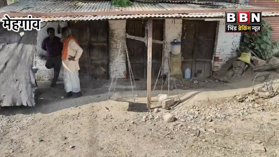 भिंड जिले के मेहगांव में महज पांच रुपये के विवाद ने हिंसक रूप ले लिया। आटा पिसाई के पैसे को लेकर हुए झगड़े में चक्की संचालक ने ग्राहक का कान दांत से काट लिया। घायल युवक को उपचार के लिए अस्पताल पहुंचाया गया है, जबकि पुलिस मामले की जांच में जुट गई है।
#bhindbrekingnews