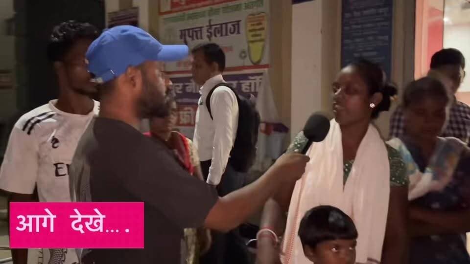 पेट दर्द से भर्ती महिला की ऑपरेशन के बाद मौत, परिजनों में शोक
लोहरदगा। जिले के मधुर मेडिकेयर ट्रॉमा सेंटर एंड मल्टीस्पेशलिटी हॉस्पिटल में भर्ती एक महिला की उपचार के दौरान मौत हो जाने से परिजनों में शोक का माहौल है। मृतका की पहचान राखी उरांव (25 वर्ष) के रूप में हुई है, जो कुटुमू के जेल खाना क्षेत्र की निवासी थीं। उनके पति का नाम सरगम उरांव बताया गया है।
जानकारी के अनुसार राखी उरांव को पेट दर्द की शिकायत के बाद 17 जून 2026 को मधुर मेडिकेयर ट्रॉमा सेंटर एंड मल्टीस्पेशलिटी हॉस्पिटल में भर्ती कराया गया था। चिकित्सकीय जांच के बाद डॉक्टरों ने आंत से संबंधित समस्या बताई, जिसके बाद 19 जून को उनका ऑपरेशन किया गया। ऑपरेशन डॉ. सुशील सिंह द्वारा किए जाने की जानकारी मिली है।
ऑपरेशन के बाद महिला का अस्पताल में इलाज जारी था और चिकित्सकों की निगरानी में रखा गया था। परंतु उपचार के दौरान उनकी स्थिति बिगड़ती चली गई। बताया जाता है कि 20 जून 2026 को शाम करीब 6:40 बजे उनकी मृत्यु हो गई।
महिला की मौत की सूचना मिलते ही परिजन और स्थानीय लोग अस्पताल पहुंचे। घटना के बाद परिवार में मातम पसरा हुआ है। फिलहाल मृत्यु के वास्तविक कारणों को लेकर अस्पताल प्रबंधन की ओर से कोई आधिकारिक बयान सामने नहीं आया है। मामले को लेकर आगे की प्रक्रिया जारी है। #lohardaga_public #JharkhandNews #dclohardaga #jmmjharkhand DC Lohardaga