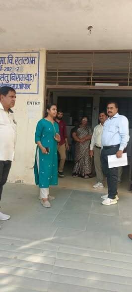 नीट की परीक्षा में जिले में 3358 विद्यार्थी प्रतिभागी होंगे। कलेक्टर श्रीमती मिशा सिंह के निर्देश पर सभी प्रकार की आवश्यक व्यवस्थाएं सुनिश्चित की गई है। नीट परीक्षा का आयोजन शासकीय कला एवं विज्ञान महाविद्यालय कॉलेज रोड, शासकीय उत्कृष्ट विद्यालय सगोड रोड रतलाम , पीएम श्री केंद्रीय विद्यालय रतलाम, स्वामी विवेकानंद कॉमर्स कॉलेज बिरियाखेड़ी डोंगरे नगर रतलाम, शासकीय कन्या स्नातकोत्तर महाविद्यालय दो बत्ती के पास रतलाम , रेलवे हायर सेकेंडरी स्कूल रेलवे कॉलोनी रतलाम , महारानी लक्ष्मी बाई कन्या उच्चतर माध्यमिक विद्यालय कोठारीवास रतलाम , शासकीय पी एम श्री शबरी माता कन्या शिक्षा परिसर बरोठ माता मंदिर रतलाम , जवाहर शासकीय हायर सेकेंडरी स्कूल विरिया खेड़ी रतलाम पर आयोजित की जाएगी। परीक्षा के विषय में शेष जानकारी निम्नानुसार है।
NTA के निर्देशों के अनुसार अभ्यर्थियों को परीक्षा केन्द्र पर केवल निम्नलिखित दस्तावेज/वस्तुएँ साथ लाने की अनुमति होगी-
1. एनटीए वेबसाइट से डाउनलोड किया गया प्रवेश पत्र (Admit Card), जिसमें निर्धारित स्थान पर पोस्टकार्ड आकार का फोटो चस्पा हो।
2. कोई एक मूल, वैध एवं एक्सपायरी रहित अधिकृत फोटो पहचान पत्र, जैसे—पैन कार्ड, पासपोर्ट, आधार कार्ड, राशन कार्ड, छात्र पहचान पत्र।
3. दो पासपोर्ट आकार के नवीनतम फोटो।
4. व्यक्तिगत पानी की पारदर्शी बोतल (वैकल्पिक)।
परीक्षा केन्द्र पर प्रतिबंधित वस्तुएँ-
अभ्यर्थियों को परीक्षा केन्द्र पर किसी प्रकार का स्टेशनरी आइटम, संचार उपकरण (मोबाइल, ब्लूटूथ आदि), हैंडबैग, बेल्ट, घड़ी, ब्रेसलेट, कैमरा, किसी भी प्रकार के गहने तथा किसी भी प्रकार का खाद्य एवं पेय पदार्थ (पानी की पारदर्शी बोतल को छोड़कर) ले जाने की अनुमति नहीं होगी।अभ्यर्थियों को ओएमआर उत्तर पत्रक पर आवश्यक विवरण भरने एवं उत्तर अंकित करने हेतु ब्लैक बॉल प्वाइंट पेन परीक्षा केन्द्र पर उपलब्ध कराया जाएगा।
*महत्वपूर्ण सूचना*
परीक्षा मध्याह्न 02:00 बजे से सायं 05:15 बजे तक आयोजित की जाएगी तथा इसकी कुल अवधि 03 घंटे 15 मिनट होगी
अभ्यर्थियों को परीक्षा केन्द्र में प्रातः 11:00 बजे से प्रवेश प्रदान किया जाएगा। परीक्षा केन्द्र में अंतिम प्रवेश (गेट बंद होने का समय) : दोपहर 01:30 बजे (भारतीय मानक समय)।अभ्यर्थियों को सलाह दी जाती है कि वे एनटीए की वेबसाइट से अपना प्रवेश पत्र (Admit Card) डाउनलोड कर अपने परीक्षा केन्द्र का सावधानीपूर्वक अवलोकन करें तथा किसी भी असुविधा से बचने हेतु , प्रवेश पत्र में उल्लिखित रिपोर्टिंग टाइम स्लॉट के अनुसार निर्धारित परीक्षा केन्द्र पर समय से उपस्थित होना सुनिश्चित करें।
*सुरक्षा एवं प्रशासनिक व्यवस्थाएँ*
परीक्षा को पूर्णतः निष्पक्ष, पारदर्शी एवं कदाचार-मुक्त वातावरण में संपन्न कराने हेतु जिला प्रशासन द्वारा समुचित सुरक्षा एवं निगरानी व्यवस्था की गई है। प्रत्येक परीक्षा केन्द्र पर कानून व्यवस्था बनाए रखने तथा भीड़ नियंत्रण हेतु पर्याप्त पुलिस व्यवस्था के अतिरिक्त प्रत्येक केन्द्र पर ड्यूटी मजिस्ट्रेट एवं कार्यपालक दंडाधिकारी नियुक्त किए गए हैं।
प्रत्येक परीक्षा केन्द्र पर अभ्यर्थियों के लिए मेडिकल किट के साथ स्वास्थ्यकर्मी नियुक्त किए गए हैं।
गर्मी एवं बारिश के मौसम के दृष्टिगत प्रत्येक परीक्षा केन्द्र के समीप अभिभावकों हेतु प्रतीक्षालय की व्यवस्था की गई है, जिसमें बैठने तथा पेयजल की सुविधा उपलब्ध कराई गई है। अभिभावकों से अनुरोध है कि वे परीक्षा केन्द्रों पर अनावश्यक भीड़ एकत्रित न करें तथा निर्धारित प्रतीक्षालय में शांति व्यवस्था बनाए रखे एवं प्रशासन का सहयोग करें। परीक्षा केन्द्रों के आसपास यातायात व्यवस्था को सुचारू बनाए रखने हेतु विशेष प्रबंध किए गए हैं।
#JanSampark #ratlam