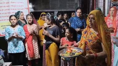 गोटेगांव में श्री संकट मोचन मंदिर में 341वीं संगीतमय महाआरती सम्पन्न
सातवें वर्ष के क्रम में श्रद्धा और भक्ति के साथ हुआ आयोजन
कैलाश गुप्ता | नई दुनिया | नरसिंहपुर मो 9329446506
गोटेगांव स्थित श्री संकट मोचन हनुमान मंदिर में शनिवार को बजरंग सेना नर्मदा खंड महाआरती समिति द्वारा सातवें वर्ष के क्रम में 341वीं संगीतमय महाआरती श्रद्धा, भक्ति और हर्षोल्लास के साथ सम्पन्न हुई। महाआरती का आयोजन बजरंग सेना के राष्ट्रीय सचिव रघुनाथ राय के सान्निध्य में किया गया।
पं. दीपक तिवारी के आचार्यत्व में वैदिक मंत्रोच्चार एवं विधि-विधान से विशेष पूजन-अर्चन संपन्न हुआ। इस अवसर पर संकट मोचन हनुमान जी को गुड़-चना, फल एवं अन्य प्रसाद अर्पित कर श्रद्धालुओं के बीच प्रसाद वितरण किया गया।
महाआरती के दौरान श्रद्धालुओं ने सामूहिक रूप से श्रीराम स्तुति, हनुमान चालीसा और महाआरती का गायन किया, जिससे पूरा मंदिर परिसर भक्तिरस में डूब गया। भजन मंडली के सदस्यों ने मधुर भजनों की प्रस्तुति देकर वातावरण को भक्तिमय बना दिया।
आयोजन में बड़ी संख्या में पुरुष श्रद्धालु, मातृशक्ति एवं बाल सेवकों की सहभागिता रही। समिति द्वारा प्रत्येक शनिवार आयोजित होने वाली यह संगीतमय महाआरती क्षेत्र में धार्मिक आस्था और सामाजिक समरसता का केंद्र बन गई है।
#कैलाश_गुप्ता #नई_दुनिया #गोटेगांव #संकटमोचन_हनुमान_मंदिर #महाआरती #बजरंग_सेना #जय_श्रीराम #जय_बजरंगबली #Gotegaon #NaiDunia #HanumanTemple #BajrangSena #MahaAarti #Narsinghpur