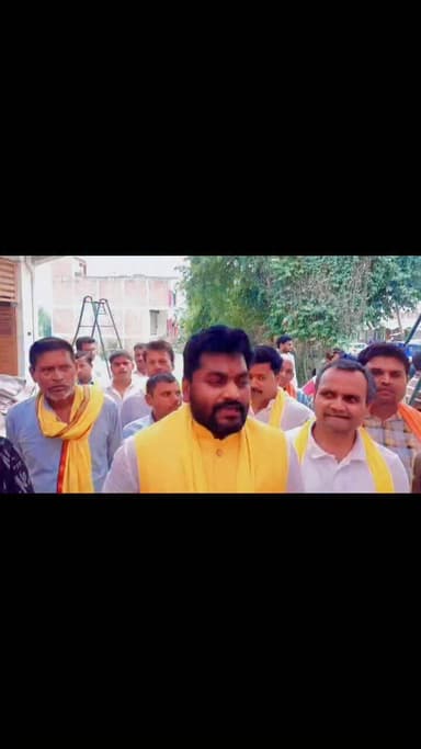 🚨 राम मंदिर चोरी पर राजनीति या सच्चाई?
बाराबंकी के रामपुर गांव पहुंचे मंत्री ओमप्रकाश राजभर के पुत्र अरविंद राजभर ने अयोध्या के राम मंदिर में हुई कथित चोरी के मामले पर बड़ा बयान देते हुए कहा कि "चोर कोई यादव ही हो सकता है"। साथ ही उन्होंने आरोप लगाया कि जब से इस मामले में यादव नाम सामने आया है, तब से अखिलेश यादव चुप हैं।
लेकिन सबसे बड़ा सवाल यह है कि क्या किसी आरोपी की पहचान के आधार पर पूरी जाति को कटघरे में खड़ा करना उचित है?
राम मंदिर करोड़ों लोगों की आस्था का केंद्र है। वहां हुई किसी भी घटना की निष्पक्ष और पारदर्शी जांच होनी चाहिए। लेकिन जांच पूरी होने से पहले मामले को जातीय या राजनीतिक रंग देना समाज में अनावश्यक तनाव और विभाजन पैदा कर सकता है।
जनता जानना चाहती है—
✅ चोरी कैसे हुई?
✅ सुरक्षा में चूक कहां हुई?
✅ दोषियों पर क्या कार्रवाई हुई?
कानून सबूतों के आधार पर चलता है, राजनीतिक बयानों के आधार पर नहीं। अपराधी की पहचान उसकी जाति, धर्म या बिरादरी नहीं, बल्कि उसका अपराध होता है।
लोकतंत्र में जिम्मेदार राजनीति वही है जो तथ्यों पर आधारित हो, न कि समाज को बांटने वाले बयानों पर।
आपकी क्या राय है? अपनी प्रतिक्रिया कमेंट में जरूर दें।