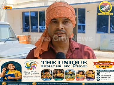 जिला अस्पताल में नर्स की दबंगई का वीडियो वायरल होने के बाद दोनों पक्ष पहुंचे थाने
मुरैना। जिला अस्पताल में एक नर्स और मरीज के परिजनों के बीच हुए विवाद का वीडियो सोशल मीडिया पर तेजी से वायरल हो रहा है। वीडियो में नर्स पर मरीज के अटेंडर को थप्पड़ मारने और ड्रिप की बोतल फेंककर मारने के आरोप लगाए जा रहे हैं। घटना के बाद मामला तूल पकड़ गया है और दोनों पक्षों ने कोतवाली थाने में शिकायत दर्ज कराई है।
जानकारी के अनुसार हिंगोना कला निवासी राहुल डंडोतिया उल्टी-दस्त की शिकायत के चलते जिला अस्पताल में भर्ती था। राहुल के दोस्त निक्की डंडोतिया, कुशल प्रताप सिंह और अंकेश जोनवार उसे देखने अस्पताल पहुंचे। आरोप है कि राहुल के हाथ में लगी ड्रिप खत्म हो चुकी थी और परिजन करीब 20 मिनट से नर्सिंग स्टाफ से बोतल बदलने का अनुरोध कर रहे थे, लेकिन कोई नहीं पहुंचा।
इसी दौरान निक्की डंडोतिया ने नर्स से ड्रिप बदलने की बात कही। आरोप है कि इस बात पर नर्स नाराज हो गई। जब निक्की ने घटना का वीडियो बनाने का प्रयास किया तो नर्स ने उसे थप्पड़ मार दिया और बाद में ड्रिप की बोतल फेंककर उसके चेहरे पर दे मारी। घटना का वीडियो सोशल मीडिया पर वायरल होने के बाद स्वास्थ्य विभाग में हलचल मच गई।
वहीं दूसरी ओर नर्सिंग स्टाफ ने भी एकजुट होकर निक्की डंडोतिया और उसके साथियों पर अभद्र व्यवहार करने का आरोप लगाया है। नर्सों की ओर से कोतवाली थाने में शिकायत आवेदन दिया गया है। उधर राहुल डंडोतिया और उसके साथियों ने भी संबंधित नर्स के खिलाफ कार्रवाई की मांग करते हुए पुलिस को आवेदन सौंपा है।
फिलहाल कोतवाली पुलिस दोनों पक्षों की शिकायतों की जांच कर रही है। जांच के बाद ही पूरे मामले की वास्तविक स्थिति स्पष्ट हो सकेगी।
#Morena #DistrictHospital #NurseVideoViral #MorenaNews #MPNews #HospitalControversy #ViralVideo #KotwaliPolice #HealthcareNews