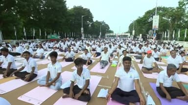 LIVE : মাননীয় প্রধানমন্ত্রী শ্রী নরেন্দ্র মোদী জির গৌরবময় উপস্থিতিতে ১২তম আন্তর্জাতিক যোগ দিবস উদযাপন | কলকাতা |