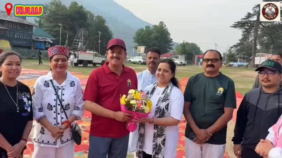 🧘♂️ अंतरराष्ट्रीय योग दिवस पर कुल्लू के रथ मैदान में भव्य आयोजन 🧘♀️
कुल्लू के ऐतिहासिक रथ मैदान में अंतरराष्ट्रीय योग दिवस के अवसर पर विशाल योग कार्यक्रम का आयोजन किया गया। कार्यक्रम का शुभारंभ विधायक सुंदर सिंह ठाकुर ने दीप प्रज्वलित कर किया। इस अवसर पर बड़ी संख्या में लोगों ने योगाभ्यास कर स्वस्थ जीवन का संदेश दिया।
कार्यक्रम में स्कूली बच्चों ने भी उत्साहपूर्वक भाग लिया और विभिन्न योगासन कर योग के प्रति अपनी जागरूकता एवं रुचि का परिचय दिया। योग प्रशिक्षकों के मार्गदर्शन में प्रतिभागियों ने सामूहिक योग कर शारीरिक एवं मानसिक स्वास्थ्य के महत्व को समझा।
योग केवल व्यायाम नहीं, बल्कि स्वस्थ, संतुलित और सकारात्मक जीवन जीने की एक प्राचीन भारतीय पद्धति है, जिसे आज पूरा विश्व अपना रहा है।
#InternationalYogaDay #YogaDay2026 #YogaForHealth #YogaForHumanity #Kullu #HimachalPradesh #HealthyLifestyle #FitIndia #YogaPractice #Wellness #SchoolStudents #RathMaidan #IndiaYoga #MindBodySoul #YogaInspiration हिम संदेश Kullu - कुल्लू, Himachal Pradesh Kullu manali update