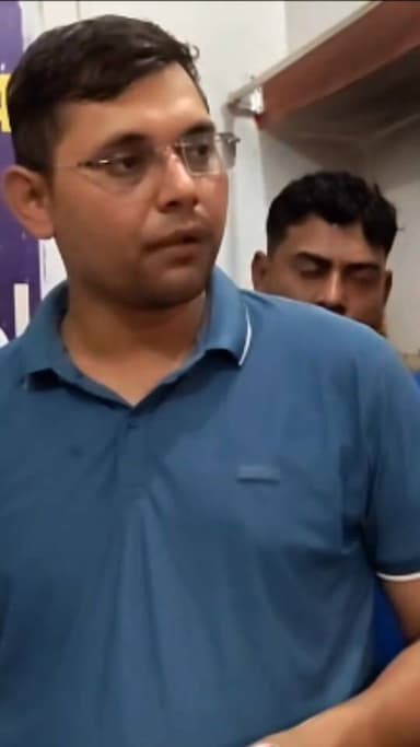 अल्ट्रासाउंड सेंटर पर भ्रूण लिंग जांच का अबतक बाद भंडाफोड़
◆ टिकारी के शिव शक्ति अल्ट्रासाउंड सेंटर पर हरियाणा की पीसीपीएनडीटी टीम की छापेमारी।
◆ अवैध भ्रूण लिंग जांच के आरोप में सहायक संचालक, ऑपरेटर समेत चार लोग हिरासत।
◆ अंडरकवर गर्भवती महिला की मदद से पूरे नेटवर्क का हुआ खुलासा।
◆ एजेंटों के जरिए हरियाणा से गर्भवती महिलाओं को लाकर 50 हजार रुपये में कराई जाती थी लिंग जांच।
◆ छापेमारी के बाद अल्ट्रासाउंड सेंटर को सील कर दिया गया, पीसीपीएनडीटी और बीएनएस के तहत कार्रवाई जारी। Part 7