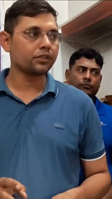 अल्ट्रासाउंड सेंटर पर भ्रूण लिंग जांच का अबतक बाद भंडाफोड़
◆ टिकारी के शिव शक्ति अल्ट्रासाउंड सेंटर पर हरियाणा की पीसीपीएनडीटी टीम की छापेमारी।
◆ अवैध भ्रूण लिंग जांच के आरोप में सहायक संचालक, ऑपरेटर समेत चार लोग हिरासत।
◆ अंडरकवर गर्भवती महिला की मदद से पूरे नेटवर्क का हुआ खुलासा।
◆ एजेंटों के जरिए हरियाणा से गर्भवती महिलाओं को लाकर 50 हजार रुपये में कराई जाती थी लिंग जांच।
◆ छापेमारी के बाद अल्ट्रासाउंड सेंटर को सील कर दिया गया, पीसीपीएनडीटी और बीएनएस के तहत कार्रवाई जारी। Part 6