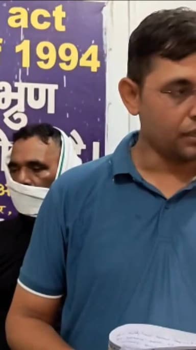 अल्ट्रासाउंड सेंटर पर भ्रूण लिंग जांच का अबतक बाद भंडाफोड़
◆ टिकारी के शिव शक्ति अल्ट्रासाउंड सेंटर पर हरियाणा की पीसीपीएनडीटी टीम की छापेमारी।
◆ अवैध भ्रूण लिंग जांच के आरोप में सहायक संचालक, ऑपरेटर समेत चार लोग हिरासत।
◆ अंडरकवर गर्भवती महिला की मदद से पूरे नेटवर्क का हुआ खुलासा।
◆ एजेंटों के जरिए हरियाणा से गर्भवती महिलाओं को लाकर 50 हजार रुपये में कराई जाती थी लिंग जांच।
◆ छापेमारी के बाद अल्ट्रासाउंड सेंटर को सील कर दिया गया, पीसीपीएनडीटी और बीएनएस के तहत कार्रवाई जारी। Part 5