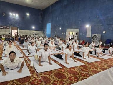 दतिया में उत्साहपूर्वक मनाया गया 12वां अंतर्राष्ट्रीय योग दिवस
सेवढ़ा विधायक श्री प्रदीप अग्रवाल, कलेक्टर श्री स्वप्निल वानखड़े एवं पुलिस अधीक्षक श्री मयूर खंडेलवाल ने किया योगाभ्यास
12वें अंतर्राष्ट्रीय योग दिवस-2026 के अवसर पर जिला प्रशासन दतिया द्वारा इंडोर बैडमिंटन स्टेडियम में सामूहिक योगाभ्यास कार्यक्रम का आयोजन किया गया।
प्रधानमंत्री श्री Narendra Modi जी के अंतर्राष्ट्रीय योग दिवस कार्यक्रम का लाइव प्रसारण किया गया, जिसे उपस्थित प्रतिभागियों ने देखा एवं सुना। प्रधानमंत्री के प्रेरक संदेश के उपरांत सभी ने सामूहिक योगाभ्यास किया।
कार्यक्रम में सेवढ़ा विधायक श्री प्रदीप अग्रवाल, कलेक्टर श्री स्वप्निल वानखड़े, पुलिस अधीक्षक श्री मयूर खंडेलवाल सहित जनप्रतिनिधियों, अधिकारियों, कर्मचारियों, विद्यार्थियों एवं बड़ी संख्या में नागरिकों ने सहभागिता कर योगाभ्यास किया।
कार्यक्रम में विभिन्न योगासन एवं प्राणायाम का अभ्यास कराया गया, जिसमें सभी प्रतिभागियों ने उत्साहपूर्वक सहभागिता की।
कलेक्टर श्री वानखड़े ने कहा कि योग स्वस्थ शरीर, शांत मन एवं संतुलित जीवन का आधार है। उन्होंने कहा कि नियमित योगाभ्यास को दैनिक दिनचर्या का हिस्सा बनाकर स्वयं एवं अपने परिवार को स्वस्थ एवं निरोग रखा जा सकता है।
Dr Mohan Yadav CM Madhya Pradesh
Jansampark Madhya Pradesh
#दतिया #CMMadhyaPradesh #InternationalYogaDay2026 #JansamparkMP #datia #MadhyaPradesh