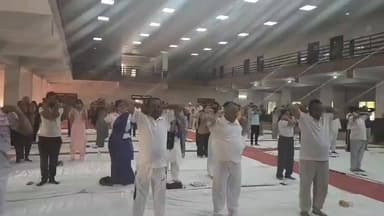 अंतर्राष्ट्रीय योग दिवस पर श्योपुर जिले में जिला, ब्लॉक और पंचायत स्तर पर सामूहिक योग कार्यक्रम आयोजित हुए। जिला स्तरीय कार्यक्रम ऑडिटोरियम में संपन्न हुआ, जिसमें जनप्रतिनिधियों, अधिकारियों और आम नागरिकों ने भाग लेकर योगाभ्यास किया।
#श्योपुर #योगदिवस #Mpnews