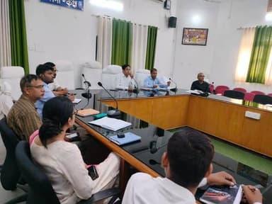 स्वच्छ भारत मिशन( ग्रामीण )/लोहिया स्वच्छ बिहार अभियान कि प्रगति कि समीक्षा उप विकास आयुक्त पूर्वी चंपारण मोतिहारी द्वारा प्रखंड पंचायत राज पदाधिकारी एवं प्रखंड समन्वयक के साथ की गई।
बैठक में निम्न निदेश दिए गए -
WPU निर्माण एवं उपयोग-
समीक्षा के दौरान पाया गया कि अभी भी 21 पंचायत में जमीन विवाद जगह के अभाव में wpu निर्माण का कार्य आरंभ नहीं हो सका है. विवाद को सुलझाकर कार्य पूर्ण करने का निर्देश दिया गया।
27 पंचायत में निर्माण का कार्य चल रहा है जिसे 7 दिनों के अंदर पूर्ण करने का निर्देश दिया गया.
निर्मित अपशिष्ट पर संस्करण इकाई में 36 जगह पर अ क्रियाशील पाए गए जिसे क्रियाशील करने के लिए निर्देश दिया गया।
ई-रिक्शा एवं पेडल रिक्शा क्रियाशीलता - समीक्षा के क्रम में पाया गया कि 101 ई रिक्शा जो की तकनीकी रूप से खराब हो गया है उसे मरम्मत कर चालू करने का निर्देश दिया गया, साथ ही 547 वार्डों में पेडल रिक्शा खराब रहने के कारण घर-घर से कचरा उठाव नहीं होने की सूचना प्राप्त हुई, सभी पेडल रिक्शा को एक सप्ताह के अंदर ठीक करने का निर्देश दिया गया।
सामुदायिक स्वच्छता परिसर की क्रियाशीलता- समीक्षा के क्रम में पाया गया कि 58 स्वच्छता परिसर अ क्रियाशील है जिसे क्रियाशील करने का निर्देश दिया गया। कहा गया कि यदि क्षेत्र भर्मण में पाया गया कि स्वच्छता परिसर में भूसा या अन्य पदार्थ रखा गया है तो
संबंधित पर कार्रवाई की जाएगी।
सामुदायिक सोख्ता का निर्माण-
ग्राम पंचायत को प्रत्येक वार्ड में दो सामुदायिक soakpit का निर्माण का लक्ष्य है, जिसमें पाया गया कि अभी भी 3243 सामुदायिक संस्था का निर्माण नहीं किया गया है. इसे नियमानुसार निर्माण कराकर घरों को पाइप से जोड़कर किचन एवं बाथरूम से निकले ग्रे वॉटर का समुचित निपटान करने के लिए निर्देश दिया गया।
ग्राम पंचायत को भेजे गए राशि का उपयोगिता प्रमाण पत्र - समीक्षा के क्रम में निदेश दिया गया कि जिस ग्राम पंचायत से उपयोगिता प्रमाण पत्र लंबित है उसे 24.6.26 तक उपलब्ध कराकर भेज दे।
जानकारी दी गई है कि ग्राम पंचायत को स्वच्छता पर्यवेक्षक एवं कर्मी के मानदेय के लिए राशि उपलब्ध करा दी गई है.
जिस पंचायत से अभी तक कर्मी का भुगतान दिसंबर 2025 तक का लंबित है उसे अविलम्ब अधियाचना भेज दें, ताकि ग्राम पंचायत को राशि उपलब्ध कराया जा सके।
SWM Rules 26- इस नियमावली के तहत बड़े कचरा उत्पादक को चिन्हित करने का निर्देश दिया गया था जिसे चिन्हित कर एक सप्ताह के अंदर जिला को प्रतिवेदन उपलब्ध कराने का निर्देश दिया गया।
बैठक में जिला ग्रामीण विकास अभीकरण के निदेशक एवं जिला समन्वयक लोहिया स्वच्छ बिहार अभियान तथा जिला सलाहकार भी उपस्थित थे।
Information & Public Relations Department, Government of Bihar