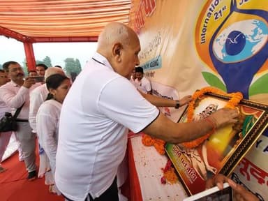 अंतर्राष्ट्रीय योग दिवस: देवरिया में जनप्रतिनिधियों, अधिकारियों और आमजन ने किया योगाभ्यास
#देवरिया, 21 जून। 12वें अंतर्राष्ट्रीय योग दिवस के अवसर पर जनपदभर में योग कार्यक्रमों का आयोजन किया गया। मुख्य कार्यक्रम स्वर्गीय रविंद्र किशोर शाही स्टेडियम में आयोजित हुआ।
🔹 सुबह 6 बजे मुख्य योग कार्यक्रम का शुभारंभ दीप प्रज्ज्वलन एवं महर्षि पतंजलि के चित्र पर माल्यार्पण के साथ हुआ।
🔹 कार्यक्रम में कृषि मंत्री सूर्य प्रताप शाही, ग्राम विकास राज्य मंत्री विजय लक्ष्मी गौतम, पूर्व सांसद डॉ. रमापति राम त्रिपाठी सहित कई गणमान्य लोग मौजूद रहे।
🔹 कृषि मंत्री सूर्य प्रताप शाही ने कहा कि योग भारतीय संस्कृति की अमूल्य धरोहर है और इसे दैनिक जीवन का हिस्सा बनाना चाहिए।
🔹 उन्होंने बताया कि योग कर्मयोग, राजयोग, भक्तियोग और ज्ञानयोग की चार प्रमुख श्रेणियों में विभाजित है तथा कर्मयोग जीवन को सार्थक बनाता है।
🔹 मंत्री ने कहा कि योग तनाव मुक्ति का प्रभावी माध्यम है और स्वस्थ जीवन के लिए नियमित योग आवश्यक है।
🔹 सदर विधायक शलभ मणि त्रिपाठी ने लोगों से योग अपनाकर स्वस्थ एवं संतुलित जीवन जीने की अपील की।
🔹 जिलाधिकारी मधुसूदन हुल्गी ने योग को जीवनशैली का हिस्सा बनाने पर जोर दिया।
🔹 पुलिस अधीक्षक अभिजीत आर. शंकर, सीडीओ राजेश कुमार सिंह सहित अनेक अधिकारियों ने योगाभ्यास में भाग लिया।
🔹 लोक निर्माण विभाग के सचिव एवं जनपद के नोडल अधिकारी दिव्य प्रकाश गिरी ने कार्यक्रम में उपस्थित रहकर व्यवस्थाओं का निरीक्षण किया।
🔹 योग प्रशिक्षकों यतींद्र विश्वकर्मा, पूजा मद्धेशिया और फातिमा ने प्राणायाम, वज्रासन, दंडासन, पवनमुक्तासन, श्वसन क्रिया एवं ध्यानासन का अभ्यास कराया।
🔹 छात्र मोहन एवं विवेक ने विभिन्न योगासनों का आकर्षक प्रदर्शन कर लोगों की सराहना प्राप्त की।
🔹 कार्यक्रम के अंत में विधायक शलभ मणि त्रिपाठी ने योग प्रशिक्षकों को अंगवस्त्र देकर सम्मानित किया।
🔹 मुख्य विकास अधिकारी राजेश कुमार सिंह ने स्वच्छता का संदेश देते हुए स्वयं परिसर में सफाई कार्य किया।
🔹 आयुष विभाग एवं जिला प्रशासन के संयुक्त तत्वावधान में तहसील, ब्लॉक, नगर निकाय और ग्राम पंचायत स्तर तक योग कार्यक्रम आयोजित किए गए।
🔹 कार्यक्रम में बड़ी संख्या में छात्र-छात्राएं, अधिकारी, कर्मचारी एवं आमजन शामिल हुए।
DM Deoria Surya Pratap Shahi Dr. Shalabh Mani Tripathi Suresh Tiwari