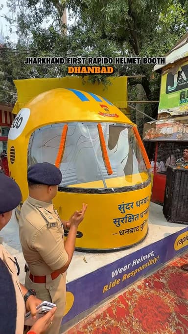 🪖🔥 Dhanbad mein Rapido ne racha itihaas!
Jharkhand ka pehla Rapido Helmet Booth bana kar Rapido ne road safety ki taraf ek bada kadam badhaya. Sirf ride nahi, ab safety bhi banegi priority! 💛
Is khaas pahal mein Dhanbad Police ne bhi Rapido ka saath diya aur logon ko helmet pehenne ke prati jagruk kiya. 🚦👮
Yaad rakhiye — ghar par koi aapka intezaar kar raha hai, isliye har ride se pehle helmet zaroor pehniye.