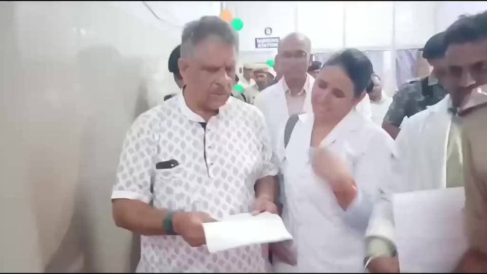 तबादले की गुहार, आंखों में आंसू और मंत्री के चरणों में गिरकर न्याय की पुकार...
#जोधपुर के महात्मा गांधी अस्पताल में उस समय भावुक दृश्य देखने को मिला, जब एक महिला नर्सिंगकर्मी अपने तबादले की मांग को लेकर राजस्थान के चिकित्सा मंत्री @GajendraKhimsar के पैरों में गिर पड़ी। रोते-बिलखते हुए उसने अपनी पीड़ा चिकित्सा मंत्री के सामने रखी और राहत की गुहार लगाई। उस वक़्त केंद्रीय मंत्री @gssjodhpur वही मौजूद थे।