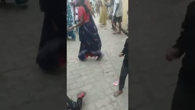 यूपी के महोबा जिले में मकान के बंटवारे को लेकर महिलाओं को लाठियों से पीटने का वीडियो सामने आया है।
