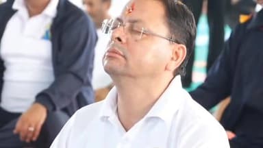 🧘♂️ 12वें अंतर्राष्ट्रीय योग दिवस पर उत्तराखंड में योग की धूम 🧘♀️
बनबसा (चंपावत) में आयोजित भव्य योग कार्यक्रम में मुख्यमंत्री पुष्कर सिंह धामी ने सहभागिता कर विभिन्न योगासनों का अभ्यास किया। मुख्यमंत्री ने दीप प्रज्वलित कर एवं महर्षि पतंजलि के चित्र पर पुष्प अर्पित कर कार्यक्रम का शुभारंभ किया। इस अवसर पर बड़ी संख्या में स्थानीय लोगों ने सामूहिक योग में भाग लेकर स्वस्थ जीवनशैली और निरोगी समाज का संदेश दिया।
वहीं देहरादून के परेड ग्राउंड स्थित बहुउद्देशीय भवन में आयोजित कार्यक्रम में स्वास्थ्य मंत्री सुबोध उनियाल, कौशल विकास एवं रोजगार मंत्री सौरभ बहुगुणा तथा कैबिनेट मंत्री खजान दास ने भी योगाभ्यास किया। आयुर्वेद एवं यूनानी सेवाएं, जिला देहरादून द्वारा आयोजित इस कार्यक्रम में योग साधकों ने लोगों को विभिन्न योगासन एवं प्राणायाम का अभ्यास कराया।
योग केवल व्यायाम नहीं, बल्कि स्वस्थ शरीर, शांत मन और संतुलित जीवन का मार्ग है।
#InternationalYogaDay #YogaDay2026 #YogaForHealth #YogaForWellness #HealthyLifestyle #FitIndia #YogaPractice #MindBodySoul #WellnessJourney #Uttarakhand #Champawat #Dehradun #YogaInspiration #HealthAndWellness #YogaEveryday
