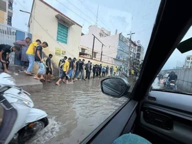 सीकर की शिक्षा नगरी का दर्दनाक सच!
यह तस्वीर सीकर के पिपराली रोड की है, जहां देशभर से आए हजारों NEET और JEE अभ्यर्थी अपने सपनों को साकार करने के लिए पढ़ाई कर रहे हैं।
यहीं बड़े-बड़े कोचिंग संस्थान हैं, हजारों करोड़ रुपये का शिक्षा कारोबार होता है। प्रदेश के पूर्व मुख्यमंत्री अशोक गहलोत और वर्तमान मुख्यमंत्री भजनलाल शर्मा भी इस क्षेत्र का दौरा कर चुके हैं। लेकिन विडंबना देखिए कि इन विद्यार्थियों के लिए सुरक्षित पैदल चलने तक की व्यवस्था नहीं है।
बारिश की थोड़ी सी फुहार भी इस सड़क को तालाब में बदल देती है। फुटपाथ नहीं, जल निकासी की समुचित व्यवस्था नहीं, और सड़क पर भरे पानी के बीच रोजाना हजारों छात्र-छात्राओं को जान जोखिम में डालकर गुजरना पड़ता है।
सबसे दुखद बात यह है कि प्रशासनिक लापरवाही की कीमत एक छात्र पहले भी अपनी जान गंवाकर चुका है। बारिश के दौरान पानी से भरे गड्ढे में गिरने से उसकी मौत हो गई थी। इसके बावजूद हालात आज भी लगभग वैसे ही बने हुए हैं।
क्या देश के भविष्य को गढ़ने वाले इन विद्यार्थियों को सुरक्षित रास्ता, फुटपाथ और बेहतर आधारभूत सुविधाएं मिलना उनका अधिकार नहीं है?
सीकर प्रशासन, नगर परिषद और जनप्रतिनिधियों को इस गंभीर समस्या पर तत्काल ध्यान देना चाहिए, इससे पहले कि कोई और परिवार अपने बच्चे को खो दे।
📍 स्थान: पिपराली रोड, सीकर
#SikarSandesh #Sikar #RajasthanNews #NEETUG2026 #EducationCity