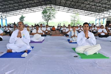 अंतरराष्ट्रीय योग दिवस पर बलौदाबाजार में "स्वस्थ आयु के लिए योग" थीम पर जिला स्तरीय योग अभ्यास का हुआ भव्य आयोजन।
मुख्य अतिथि सांसद श्री बृजमोहन अग्रवाल जी की गरिमामयी उपस्थिति में स्कूली बच्चों और आम नागरिकों ने मिलकर किया योग।
#IDY2026 #InternationalDayOfYoga
#balodabazar