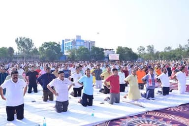 12वें अंतर्राष्ट्रीय योग दिवस के उपलक्ष्य में "स्वस्थ आयु के लिए योग" को समर्पित थीम के साथ शिवपुरी के पोलो ग्राउंड में भव्य योग कार्यक्रम का आयोजन हुआ।
कलेक्टर एवं जिला मजिस्ट्रेट श्री Arpit Verma IAS के मार्गदर्शन में आयोजित इस योगाभ्यास में जनप्रतिनिधिगण, जिला प्रशासन के अधिकारी सहित स्कूली छात्र-छात्राओं और शिवपुरी शहर के नागरिकों ने उत्साह के साथ सहभागिता की।
CM Madhya Pradesh
Jansampark Madhya Pradesh
Collector Shivpuri
#shivpuri
#अंतर्राष्ट्रीय_योग_दिवस
#yogaforhealthyaging
#IDY2026
#InternationalYogaDay