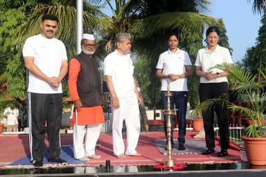 आज जागतिक योग दिनानिमित्त पोलीस मुख्यालय, सोलापूर शहर येथील कवायत मैदानावर सामूहिक योगाभ्यास कार्यक्रम संपन्न झाला. यावेळी पोलीस आयुक्त मा. श्री एम. राजकुमार, पोलीस उपायुक्त सौ. वृष्टी जैन, श्री प्रीतम यावलकर, डॉ. अश्विनी पाटील तसेच अन्य वरिष्ठ पोलीस अधिकारी व अंमलदार उपस्थित होते. योगाचार्य श्री विश्वंभर घोलप व योगाचार्य श्री बापूराव जगताप यांनी योगासने व प्राणायामाचे मार्गदर्शन केले.