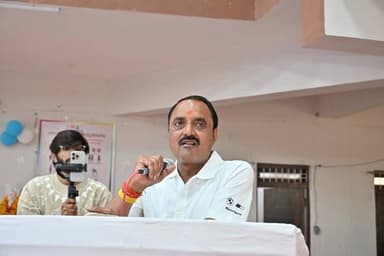 निरोग रहने के लिए प्रतिदिन करें योग- प्रभारी मंत्री श्री शुक्ला
स्वस्थ आयु के लिए योग थीम पर अतंर्राष्ट्रीय योग दिवस आयोजित
आडिटोरियम में हुआ जिला स्तरीय कार्यक्रम
------
#श्योपुर-/ 12वे अंतर्राष्ट्रीय योग दिवस पर जिला स्तरीय कार्यक्रम नगरपालिका के शिवपुरी रोड स्थित ऑडिटोरियम में संपन्न हुआ। इस अवसर पर मुख्य अतिथि के रूप में उपस्थित नवीन एवं नवकरणीय ऊर्जा मंत्री एवं प्रभारी मंत्री श्री राकेश शुक्ला ने कहा कि निरोग रहने के लिए प्रतिदिन योग करें। प्रतिदिन योगाभ्यास एवं प्राणायाम से शरीर तो स्वस्थ रहता ही है, बल्कि मानसिक रूप से भी शक्ति मिलती है। अंतर्राष्ट्रीय योग दिवस पर सभी को शुभकामनाएं देते हुए उन्होने कहा कि देश के प्रधानमंत्री माननीय श्री नरेन्द्र मोदी जी ने योग को घर-घर तक पहुंचाने में महत्वपूर्ण भूमिका निभाई है, उन्ही के प्रयासो से योग को अंतर्राष्ट्रीय स्तर पर लोकप्रियता मिली है। उन्होंने वर्ष 2014 में संयुक्त राष्ट्र संघ में योग दिवस का प्रस्ताव रखा था, जिसे सर्वानुमति से सभी राष्ट्रों ने स्वीकार किया। भारतीय संस्कृति की ध्वजा लहराई।
इस अवसर पर भाजपा जिला अध्यक्ष श्री शशांक भूषण, पूर्व विधायक श्री दुर्गालाल विजय, भाजपा प्रदेश कार्य समिति सदस्य श्री महावीर सिंह सिसौदिया एवं रामलखन नापाखेडली, श्री गिर्राज चौधरी, श्री सतीश समाधिया, डिप्टी कलेक्टर श्री संजय जैन, आयुष अधिकारी डॉ जीपी वर्मा, सहायक आयुक्त आदिम जाति कल्याण श्री राकेश गुप्ता, सीईओ जनपद श्री एसएस भटनागर, खेल अधिकारी शिक्षा विभाग श्री अजय त्रिवेदी सहित विभिन्न विभागों के अधिकारी, कर्मचारी, स्काउट गाइड, छात्र-छात्राएं तथा नागरिको ने उपस्थित होकर योग कार्यक्रम में भाग लिया।
जिला स्तरीय अंतर्राष्ट्रीय योग दिवस कार्यक्रम के दौरान माननीय प्रधानमंत्री श्री नरेन्द्र मोदी जी की गरिमामयी उपस्थिति में पश्चिम बंगाल में आयोजित अंर्तराष्ट्रीय योग दिवस कार्यक्रम का सीधा प्रसारण एलईडी के माध्यम से किया गया। इस दौरान माननीय प्रधानमंत्री जी के उद्बोधन का लाइव प्रसारण भी जिला स्तरीय कार्यक्रम के दौरान सुना गया।
जिला प्रशासन के तात्वधान में आयोजित जिला स्तरीय कार्यक्रम में योग प्रशिक्षक श्री दिनेश साहू एवं श्री श्यामबाबू स्वर्णकार द्वारा योग एवं प्रणायाम की विभिन्न क्रियाएं संपन्न कराई गई। कार्यक्रम का संचालन श्री सुशील दुबे एवं आभार प्रदर्शन जिला शिक्षा अधिकारी श्री यश जैन द्वारा किया गया। इसके पूर्व कार्यक्रम की शुरूआत मॉ सरस्वती जी की प्रतिमा पर दीप प्रज्जवलन एवं माल्यार्पण के साथ की गई। कार्यक्रम के अंत में अतिथियों द्वारा जेसीआई श्योपुर की ओर से योग शिक्षक श्री दिनेश साहू एवं श्री श्यामबाबू स्वर्णकार को शॉल एवं श्रीफल भेंटकर सम्मानित किया गया। इसके साथ ही ब्लॉक एवं पंचायत मुख्यालयों तथा विभिन्न शैक्षणिक संस्थाओं में अंतर्राष्ट्रीय योग दिवस पर कार्यक्रम आयोजित कर सामुहिक योग तथा प्रणायाम किया गया।
-
CM Madhya Pradesh
Jansampark Madhya Pradesh
#JansamparkMP
#sheopur