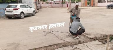 #खबर_का_हुआ_असर____
#नगरपालिका_प्रशासन_गंदे_पानी_निकासी_समस्या_सुनी
#बृजनगर_________________
__मंदिर परिसर के बाहर गंदा पानी आने का किया जा रहा है समाधान
__संबंधित नपा प्रशासन द्वारा नाली बनवाकर पानी निकासी की करवाई जा रही है व्यवस्था
__मंदिर आने वाले श्रद्धालुओं को मिलेगी राहत
__वही पास में मौजूद पुलिस थाना कार्यालय ओर शनिहाट बजार में आने जाने लोगो को मिलेगी आसानी
__पालिका के कनिष्ठ अभियंता कुंवर सिंह ने पानी ढलान को लेकर मौके पर जाकर किया मुआयना।
__19 जून को गंदे पानी को लेक प्रकाशित की गई थी खबर