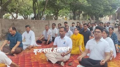 #न्यायालय_परिसर_में_मनाया_अंतरराष्ट्रीय_योग_दिवस_न्यायिक_अधिकारियों_ने_किया_योगाभ्याश
#बृजनगर______________________________
आज सीकरी रोड मौजूद न्यायालय परिसर में अंतरराष्ट्रीय योग दिवस मनाया ।योग प्रशिक्षक दुर्गेश दत्त कटारा द्वारा न्यायिकअधिकारीयो ओर कर्मचारियों को योग करवाया गया ।कार्यक्रम में अपर जिला एवं सेशन न्यायाधीश निखिल सिंह, एसीजेएम 2 प्रतीक दाधीच, JM फाल्गुनी गर्ग मौजूद थे।
सहायक नाजिर कैलाश चंद शर्मा ने बताया राजस्थान उच्च न्यायालय जोधपुर से प्राप्त दिशा निर्देशों एवम् जिला एवं सेशन न्यायाधीश डीग के निर्देशों के अनुसरण में प्रातः 7:00 बजे से योग दिवस का आयोजन किया गया।
योग करने के बस नशा मुक्ति को लेकर शपथ दिलाई हो। इस अवसर पर तालुका विधिक सेवा समिति के सचिव पूजा, बार संगठन के अध्यक्ष विजय राम अधिवक्ता पवन प्रधान राजेंद्र शर्मा सतेंद्र शर्मा दिनेश नोटरी हकमुद्दीन उपस्थित रहे।