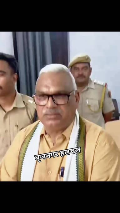 #पुलिस_महकमे_को_मिली_नई_6_बोलेरो_____
#अपराध_मुक्त_राजस्थान_के_संकल्प_को_धरातल_पर_उतारने_के_लिए_पुलिस_बेड़े_को_संसाधनों_से_किया_जा_रहा_मजबूत
#गृहराज्य_मंत्री_जवाहर_सिंह_बेढ़म_________________
समारोह को संबोधित करते हुए गृहराज्य मंत्री ने कहा कि डीग एक नवगठित जिला है और यह स्वाभाविक है कि नए जिलों में शुरुआती दौर में विभिन्न विभागों के पास चूंकि डीग जिला भौगोलिक दृष्टि से अन्य राज्यों की सीमाओं के बेहद नजदीक स्थित है, इसलिए यहाँ सुरक्षा और चाक-चौबंद गश्त व्यवस्था अनिवार्य है। स्थानीय थानों में वाहनों और संसाधनों की कमी को देखते हुए उन्होंने जनहित में अपनी विधायक निधि का सदुपयोग करते हुए इन वाहनों को स्वीकृत किया है। उन्होंने अधिकारियों को निर्देशित किया कि आधुनिक संसाधनों से लैस 112-गाड़ियों के साथ-साथ इन नए वाहनों को जिला विशेष टीम और स्थानीय थानों की गश्त व्यवस्था में शामिल किया जाए। इसके साथ ही, थानों में उपलब्ध पुरानी गाड़ियों को स्थानीय भामाशाहों के सहयोग से मरम्मत करवाकर कस्बों व स्थानीय बाजारों में 7 से 8 किलोमीटर के दायरे में नियमित गश्त के लिए काम में लिया जाए, ताकि कानून व्यवस्था पूरी तरह नियंत्रण में रहे।
उन्होंने राज्य सरकार द्वारा प्रदेश में अपराधों पर नियंत्रण के विधिक और सांख्यिकीय आंकड़े भी साझा किए। उन्होंने बताया कि भजनलाल सरकार के कड़े रुख और प्रशासनिक मुस्तैदी के चलते पिछले सवा दो वर्षों की अवधि में राज्य में सभी प्रकार के अपराधों के ग्राफ में लगभग 15% की उल्लेखनीय कमी दर्ज की गई है। वहीं, गंभीर व संगीन अपराधों जैसे हत्या, हत्या का प्रयास, डकैती और लूट के मामलों की समीक्षा की जाए, तो इनमें 18.74% की भारी गिरावट आई है। इसके अतिरिक्त, कई विशिष्ट श्रेणी के अपराधों में 40% से 45% तक की कमी देखने को मिली है। मंत्री बेढ़म ने जोर देकर कहा कि पुलिस बल वही है, लेकिन हमारी सरकार के स्पष्ट विज़न के कारण आज पुलिस का इकबाल और बुलंद हुआ है, जिससे अपराधियों के हौसले पस्त हैं और आमजन खुद को सुरक्षित महसूस कर रहा है। कार्यक्रम में गृह राज्य मंत्री ने जिला पुलिस अधीक्षक कांबले शरण गोपीनाथ को नए वाहनों की प्रतीकात्मक चाबियां सौंपी और हरि झंडी दिखाकर वाहनों को रवाना किया।
मौके ओर जिला पुलिस अधीक्षक कांबले शरण गोपीनाथ सहित अन्य सभी पुलिस अधिकारी ओर समस्त पुलिस थानाधिकारी मौजूद रहे।