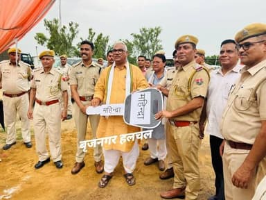 #पुलिस_महकमे_को_मिली_नई_6_बोलेरो_____
#अपराध_मुक्त_राजस्थान_के_संकल्प_को_धरातल_पर_उतारने_के_लिए_पुलिस_बेड़े_को_संसाधनों_से_किया_जा_रहा_मजबूत
#गृहराज्य_मंत्री_जवाहर_सिंह_बेढ़म_________________
समारोह को संबोधित करते हुए गृहराज्य मंत्री ने कहा कि डीग एक नवगठित जिला है और यह स्वाभाविक है कि नए जिलों में शुरुआती दौर में विभिन्न विभागों के पास चूंकि डीग जिला भौगोलिक दृष्टि से अन्य राज्यों की सीमाओं के बेहद नजदीक स्थित है, इसलिए यहाँ सुरक्षा और चाक-चौबंद गश्त व्यवस्था अनिवार्य है। स्थानीय थानों में वाहनों और संसाधनों की कमी को देखते हुए उन्होंने जनहित में अपनी विधायक निधि का सदुपयोग करते हुए इन वाहनों को स्वीकृत किया है। उन्होंने अधिकारियों को निर्देशित किया कि आधुनिक संसाधनों से लैस 112-गाड़ियों के साथ-साथ इन नए वाहनों को जिला विशेष टीम और स्थानीय थानों की गश्त व्यवस्था में शामिल किया जाए। इसके साथ ही, थानों में उपलब्ध पुरानी गाड़ियों को स्थानीय भामाशाहों के सहयोग से मरम्मत करवाकर कस्बों व स्थानीय बाजारों में 7 से 8 किलोमीटर के दायरे में नियमित गश्त के लिए काम में लिया जाए, ताकि कानून व्यवस्था पूरी तरह नियंत्रण में रहे।
उन्होंने राज्य सरकार द्वारा प्रदेश में अपराधों पर नियंत्रण के विधिक और सांख्यिकीय आंकड़े भी साझा किए। उन्होंने बताया कि भजनलाल सरकार के कड़े रुख और प्रशासनिक मुस्तैदी के चलते पिछले सवा दो वर्षों की अवधि में राज्य में सभी प्रकार के अपराधों के ग्राफ में लगभग 15% की उल्लेखनीय कमी दर्ज की गई है। वहीं, गंभीर व संगीन अपराधों जैसे हत्या, हत्या का प्रयास, डकैती और लूट के मामलों की समीक्षा की जाए, तो इनमें 18.74% की भारी गिरावट आई है। इसके अतिरिक्त, कई विशिष्ट श्रेणी के अपराधों में 40% से 45% तक की कमी देखने को मिली है। मंत्री बेढ़म ने जोर देकर कहा कि पुलिस बल वही है, लेकिन हमारी सरकार के स्पष्ट विज़न के कारण आज पुलिस का इकबाल और बुलंद हुआ है, जिससे अपराधियों के हौसले पस्त हैं और आमजन खुद को सुरक्षित महसूस कर रहा है। कार्यक्रम में गृह राज्य मंत्री ने जिला पुलिस अधीक्षक कांबले शरण गोपीनाथ को नए वाहनों की प्रतीकात्मक चाबियां सौंपी और हरि झंडी दिखाकर वाहनों को रवाना किया।
मौके ओर जिला पुलिस अधीक्षक कांबले शरण गोपीनाथ सहित अन्य सभी पुलिस अधिकारी ओर समस्त पुलिस थानाधिकारी मौजूद रहे।