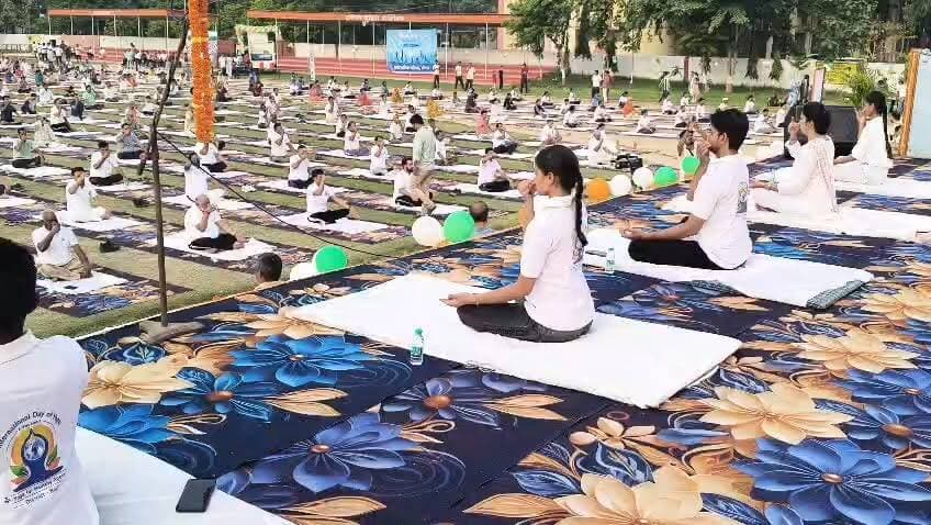 योग की शक्ति से स्वस्थ भारत का संदेश, पुलिस लाइन बलिया में सामूहिक योगाभ्यास
#InternationalYogaDay #YogaDay2026 #BalliaPolice #Ballia #YogaForHealth #HealthyLifestyle #UPPolice #DayaShankarSingh #ManglaPrasadSingh #OmveerSingh #YogaAwareness #FitIndia #InternationalYogaDay2026 #BalliaNews #UttarPradesh #YogaSeHiHoga #HealthAndWellness #PoliceLineBallia #YogaForLife #HealthyIndia
