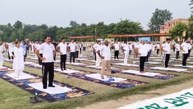 योग केवल व्यायाम नहीं, बल्कि स्वस्थ शरीर, शांत मन और संतुलित जीवन का आधार है। 12वें अंतर्राष्ट्रीय योग दिवस पर बलिया पुलिस लाइन में जनप्रतिनिधियों, अधिकारियों और कर्मचारियों ने सामूहिक योगाभ्यास कर स्वस्थ जीवन का संदेश दिया। #InternationalYogaDay2026
#YogaDay #Ballia #BalliaPolice #DayaShankarSingh #YogaForHealth
#HealthyLife #UPPolice #BalliaNews
#YogaAwareness #FitIndia #योगदिवस
#बलिया #स्वस्थजीवन #योगसेनिरोग