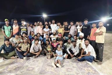 उप तहसील जारगा में नाइट क्रिकेट टूर्नामेंट का रोमांचक समापन, खान सूरजापुरा बनी चैंपियन
जारगा (धौलपुर)। उप तहसील जारगा में आयोजित नाइट क्रिकेट टूर्नामेंट का रविवार को रोमांचक फाइनल मुकाबले के साथ भव्य समापन हुआ। फाइनल मैच में खान सूरजापुरा की टीम ने शानदार प्रदर्शन करते हुए फतेहपुर सीकरी को हराकर खिताब अपने नाम कर लिया। विजेता टीम को आयोजन समिति की ओर से 41 हजार रुपये की नकद राशि एवं ट्रॉफी देकर सम्मानित किया गया।
फाइनल मुकाबले में फतेहपुर सीकरी ने टॉस जीतकर पहले बल्लेबाजी करने का निर्णय लिया, लेकिन खान सूरजापुरा के गेंदबाजों के सामने उसकी पूरी टीम महज 79 रनों पर सिमट गई। लक्ष्य का पीछा करने उतरी खान सूरजापुरा की टीम ने संयमित बल्लेबाजी करते हुए आसानी से लक्ष्य हासिल कर लिया और टूर्नामेंट की ट्रॉफी पर कब्जा जमा लिया।
समापन समारोह में बसेड़ी नगर पालिका के अधिशासी अधिकारी (ईओ) श्याम बिहारी गोयल मुख्य अतिथि के रूप में मौजूद रहे। उन्होंने खिलाड़ियों का उत्साहवर्धन करते हुए खेलों को युवाओं के सर्वांगीण विकास का महत्वपूर्ण माध्यम बताया। आयोजन से प्रभावित होकर उन्होंने टूर्नामेंट कमेटी को 51 हजार रुपये की सहयोग राशि प्रदान की तथा अगले वर्ष आयोजित होने वाले टूर्नामेंट के लिए 1 लाख रुपये के पुरस्कार की घोषणा भी की।
कार्यक्रम की अध्यक्षता पूर्व प्रधान छतर सिंह परमार ने की, जबकि मनोज शर्मा (कटलपुरा) विशिष्ट अतिथि के रूप में उपस्थित रहे। इस अवसर पर बॉबी शर्मा, भूदेव परमार, अनुपम शर्मा, धर्मा परमार, बॉबी परमार, शैलेंद्र शर्मा, अजय शर्मा, अटल बिहारी गोयल, मनोज पहाड़िया, सोनू गोयल, विजय शर्मा, संतोष शर्मा, बंटी कुमार सहित बड़ी संख्या में ग्रामीण एवं खेल प्रेमी मौजूद रहे। देर रात तक चले इस रोमांचक फाइनल मुकाबले का दर्शकों ने भरपूर आनंद लिया।