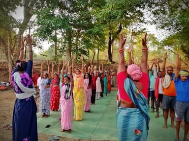 अंतर्राष्ट्रीय योग दिवस पर वनांचल के ग्राम नरालगुड़ा से आई एक बेहद सुखद तस्वीर!
डौंडी विकासखंड के वनांचल ग्राम नरालगुड़ा में आज श्रम के साथ योग का अद्भुत संगम दिखा। मनरेगा के तहत नहर नवीनीकरण कार्य में लगे ग्रामीणों ने फावड़ा-कुदाल के साथ-साथ आज अपने स्वास्थ्य को भी प्राथमिकता दी और सामूहिक योगाभ्यास किया।
इस शानदार पहल में ग्राम के सरपंच, पंच और भारी संख्या में ग्रामीणों ने पूरे उत्साह के साथ हिस्सा लेकर यह साबित कर दिया कि योग हर किसी के लिए है! ✨
#internationalyogaday #yogaforhelthy
#BalodDistrict #dondi #Chhattisgarh