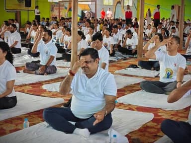 अंतर्राष्ट्रीय योग दिवस : स्कूल शिक्षा मंत्री श्री गजेंद्र यादव आज इंडोर स्टेडियम बालोद में आयोजित जिला स्तरीय योगाभ्यास कार्यक्रम में हुए शामिल। इस अवसर उन्होंने अंतर्राष्ट्रीय योग दिवस की शुभकामनाएं देते हुए योगाभ्यास कर लोगों से योग को अपने दिनचर्या में शामिल करने की अपील की।
#internationalyogaday #yogaforhelthyageing
#baloddistrict