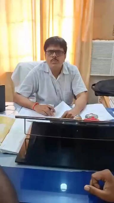बोधगया सीओ फरियादी पर भड़के,वीडियो सोशल मीडिया पर हुआ वायरल, बताया जा रहा है कि फ़रियादी अतिक्रमण की समस्या को लेकर पहुंचा था।इसी दौरान वह सीओ का वीडियो बनाने लगा जिसे देख सीओ भड़क उठे।