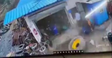 ⚠️ सावधान! बड़े टायर में हवा भरते समय उसके पास कभी न बैठें, खड़े हों या अनावश्यक रूप से न रुकें।
एक छोटी सी लापरवाही जानलेवा साबित हो सकती है। टायर में अचानक हुए विस्फोट के कारण उस पर बैठे चार लोग 10–15 फीट तक हवा में उछल गए।
सुरक्षा नियमों का पालन करें और ऐसे कार्यों के दौरान सुरक्षित दूरी बनाए रखें। आपकी एक सावधानी आपकी और दूसरों की जान बचा सकती है।
#SafetyFirst #TyreBlast #AccidentAwareness #WorkplaceSafety #RoadSafety #StaySafe #ViralVideo #PublicSafety #Alert