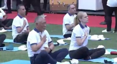 🧘♂️🌍 अंतरराष्ट्रीय योग दिवस पर नई दिल्ली में योग का अनूठा संगम देखने को मिला।
विदेश मंत्री एस. जयशंकर के साथ दर्जनों विदेशी राजनयिकों ने योग सत्र में भाग लिया और योग के माध्यम से स्वास्थ्य, संतुलन और वैश्विक एकता का संदेश दिया। 🇮🇳🤝🌎
इस अवसर पर विभिन्न देशों के प्रतिनिधियों ने योग की महत्ता को स्वीकार करते हुए इसे शारीरिक और मानसिक स्वास्थ्य के लिए बेहद उपयोगी बताया।
योग आज केवल भारत की सांस्कृतिक धरोहर नहीं, बल्कि पूरी दुनिया को जोड़ने वाला एक वैश्विक आंदोलन बन चुका है। 🕉️✨
#InternationalYogaDay #YogaDay #SJaishankar #Yoga #NewDelhi #Diplomacy #India #YogaForOneEarthOneHealth #Wellness #GlobalUnity #ForeignDiplomats #TrendingNews